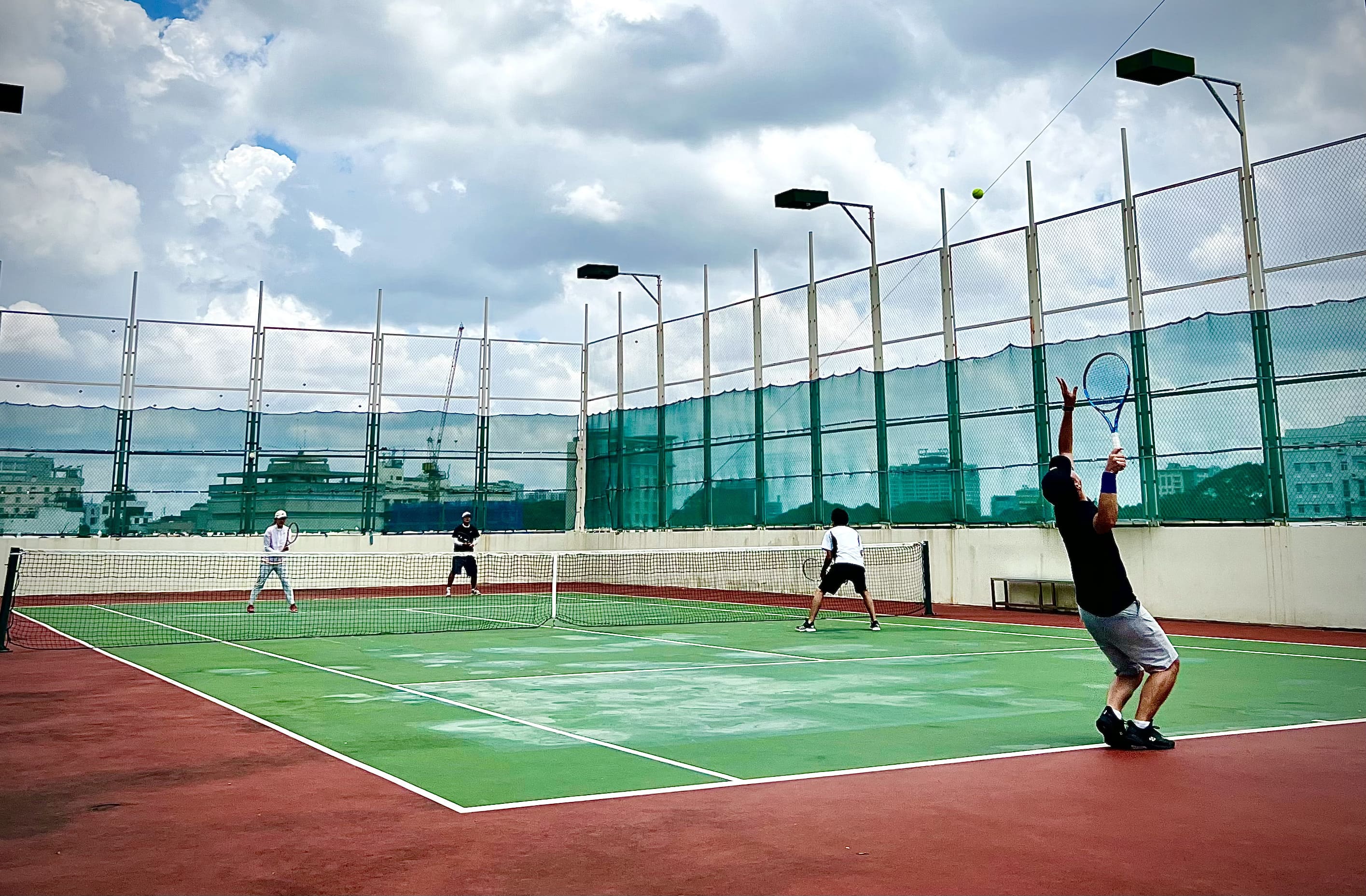 つくばのテニスサークル D.Styleの屋上コートでの練習